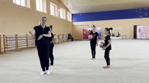 Разбор групповых упражнений с мячом в художественной гимнастике