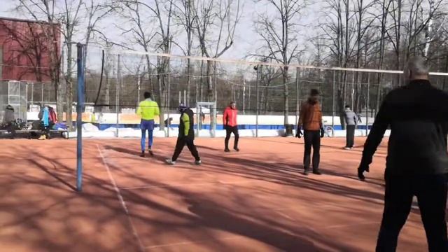 Два поколения встретились на игре в волейбол смотреть онлайн