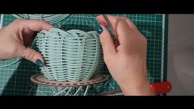 Как сплести корзинку на донышке с двойными отверстиями из ротанга 2 часть смотреть онлайн