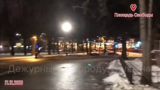 Парк Свободы очень красив с огоньками. 21.12.2020 Съёмка от Дежурного по городу. Балахна смотреть онлайн