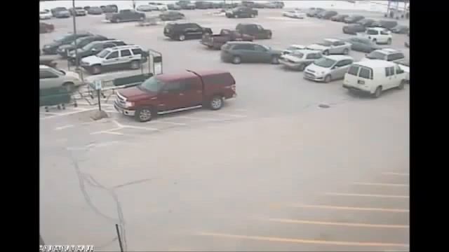 Дед лупит машины на парковке 92 Year old crashes into 9 cars in Parking Lot смотреть онлайн