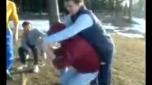 сильная девушка подняла парня