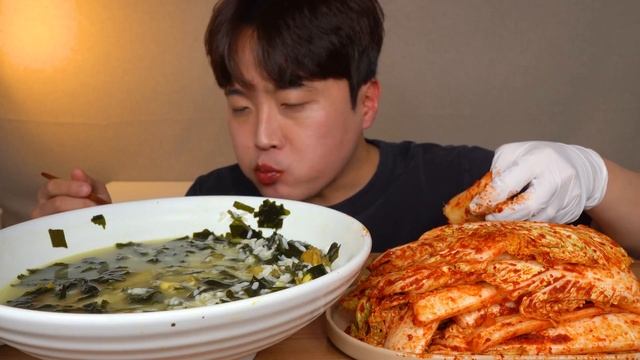 생일 아닙니다😅 전복미역국 밥말아 갓담근 김치 먹방 Korean Kimchi Home Made Food ASMR MUKBANG REAL SOUND EATING SHOW смотреть онлайн