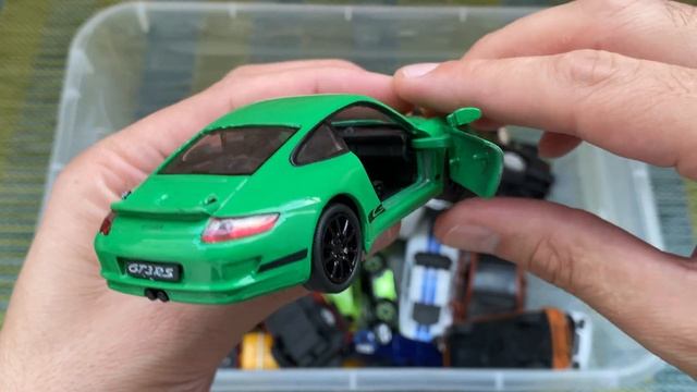 Box full of New Model Cars - Låda full av Nya Bilmodeller смотреть онлайн