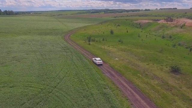 Audi A4 едет по полю. Бездорожье. смотреть онлайн