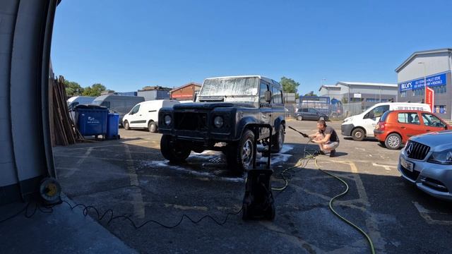 Land Rover Defender, Full resprays, inside and out with removal of panels for a colour change. смотреть онлайн