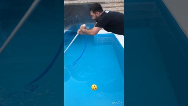 Как правильно Чистить Бассейн 😅 Чистка Бассейна профессионально #shortsvideo #share #shortsviral смотреть онлайн