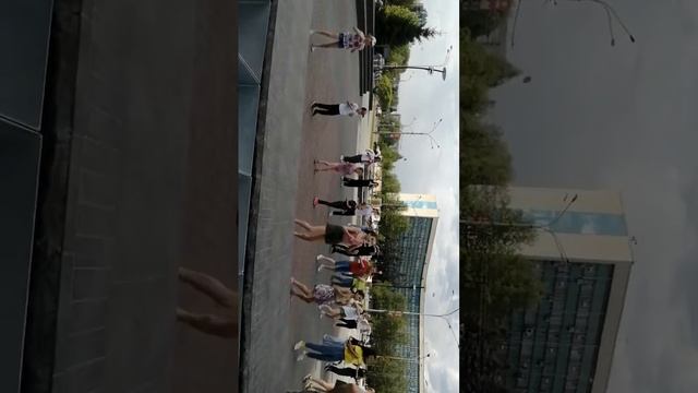 Репетиция флешмоба "Вперед Россия!" в "Арт сквере", который пройдет 12.06.2022 в г. Новокузнецке. смотреть онлайн
