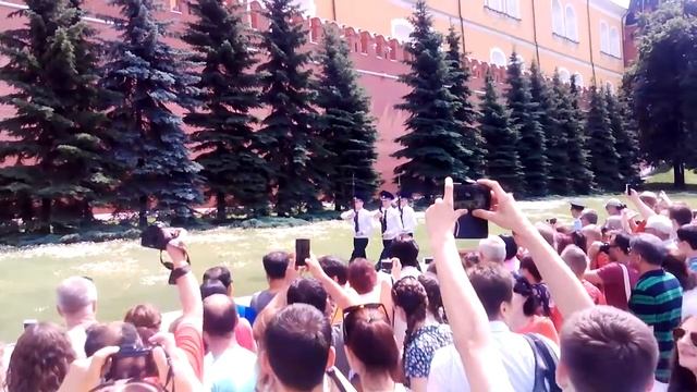 смена почетного караула у могилы неизвестного солдата смотреть онлайн