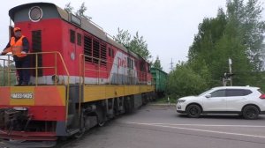 Маневровый тепловоз ЧМЭ3-1405 с вывозным поездом