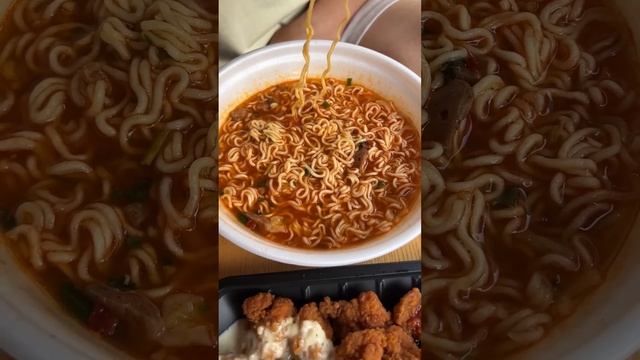 I eat chicken,ramen,new cookie run tteokbokki,gimbap at a Korean convenience store with my friends смотреть онлайн