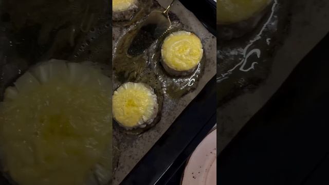 МЯСНЫЕ ШАЙБЫ С АНАНАСОМ смотреть онлайн