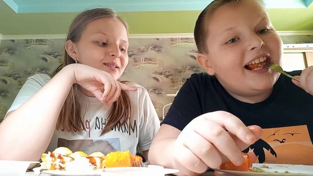 Кушаем ролы. смотреть онлайн