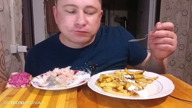 мукбанг/обжор/жареная картошка,селёдка,бутерброды со свёклой/ смотреть онлайн