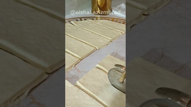 СЛОЕНЫЕ БУЛОЧКИ КАК ПУХ, С ВАРЕНЫМ СГУЩЕННЫМ МОЛОКОМ 🌸🌷 инстаграм: oishai.azizmurod смотреть онлайн