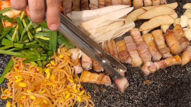 삼겹살이 아닌 살겹삼? 대박 철판 살겹삼 / iron plate pork belly -korean street food- смотреть онлайн