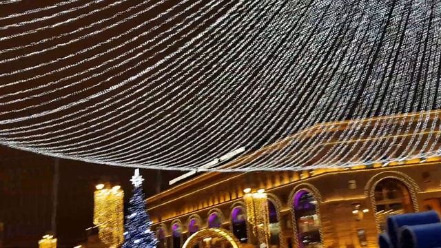 Обалденной красоты ёлка ВТБ на Лубянской площади смотреть онлайн