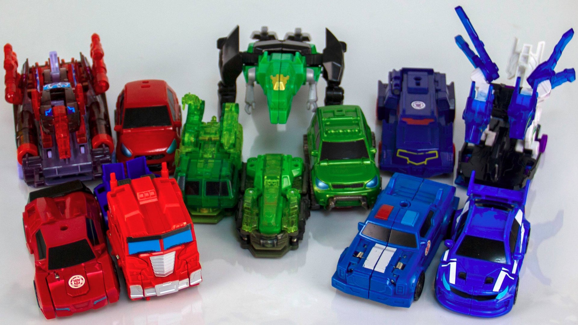 Красные, Зеленые и Синие Трансформеры выясняют, чья поляна. Видео с игрушками для детей. смотреть онлайн