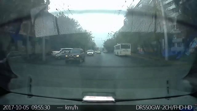 05 10 2017 БАРНАУЛ МАТРОСОВА НЕ СМОТРИТ В ЗЕРКАЛА ПРИ МАНЕВРЕ смотреть онлайн