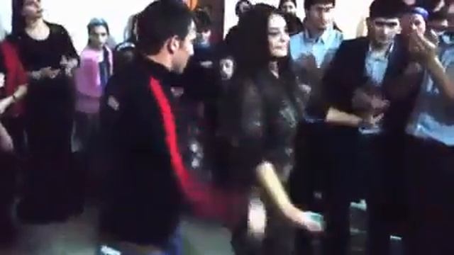Красивая чеченка танцует.