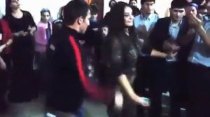 Красивая чеченка танцует.