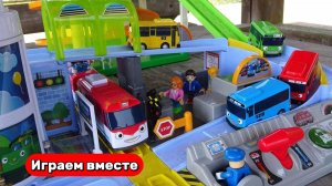 Играем в машинки и автобусы ! Строим БОЛЬШУЮ АВТОДОРОГУ ! Видео для детей