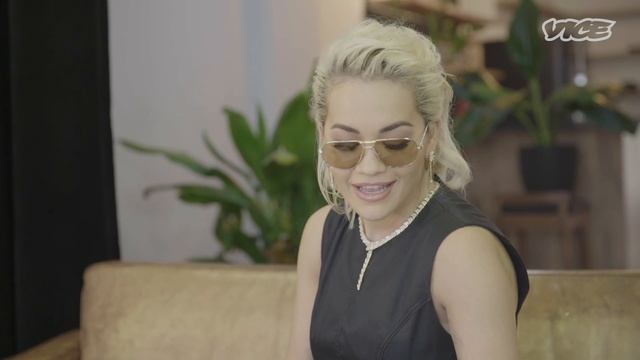 Rita Ora Draws Her Self-Portrait смотреть онлайн