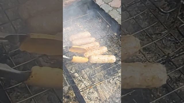 Шашлыки купаты на решётке #food #еда #шашлык смотреть онлайн