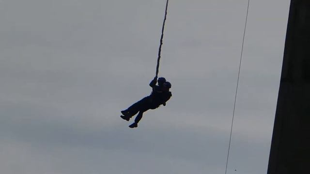 Прыгуны с труб... Роупджампинг. Взгляд со стороны. | Ropejumping. Pipe jumpers... смотреть онлайн