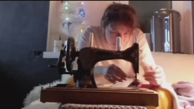 Директор центра творческих индустрий АГУ сшила лоскутное одеяло на «зингере» смотреть онлайн