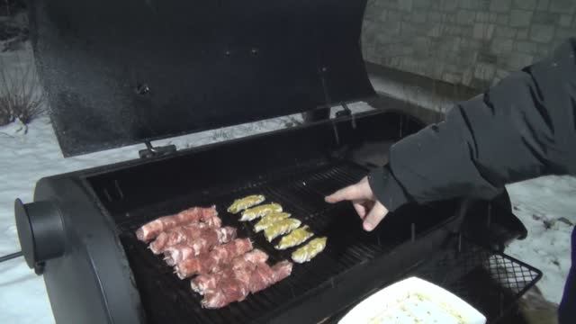 ШАШЛЫК И ОГУРЦЫ В ПИЖАМАХ(БЕКОНЕ) В СМОКЕРЕ OKLAHOMA JOE И ДЕСЕРТНАЯ ГРУША С КОРИЦЕЙ В ГАЗОВОМ ГРИЛЕ смотреть онлайн