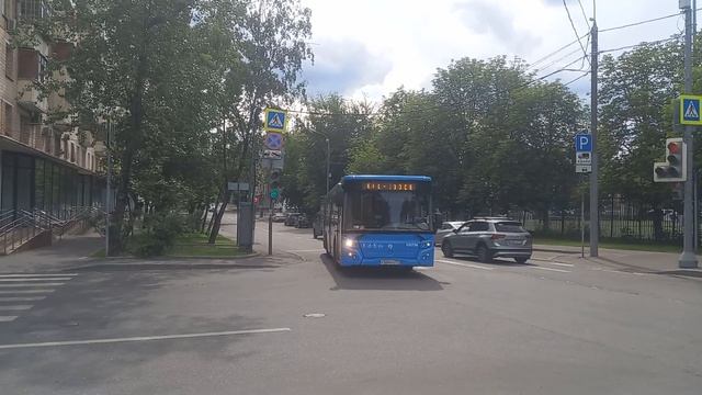 ЛиАЗ 5292.65 (2018 г.в.) поврачивает с Бойцовой улицы на 4 Гражданскую улицу (подробнее в описании) смотреть онлайн