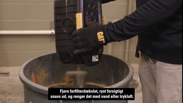 Sådan udskifter du motorluftfilteret på dit Cat udstyr смотреть онлайн