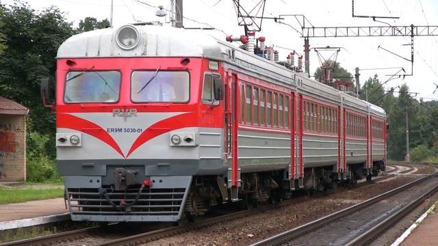 Электропоезд ЭР9М-5030 на о.п. Павильнис / ER9M-5030 EMU at Pavilnys stop смотреть онлайн