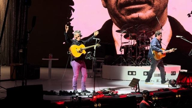Los Tres - ¿Quién Es la Que Viene Allí? | Revuelta @ Movistar Arena, Santiago, Chile 2024 4K HDR смотреть онлайн