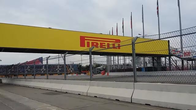 Свободные заезды Формулы 1 в Сочи. Поворот около трибуны Т2. 27.09.2019. смотреть онлайн