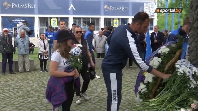 Ръководители, футболисти и фенове на Левски поднесоха цветя пред паметника на Гунди смотреть онлайн