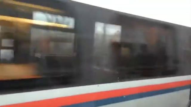 Электропоезд ЭД4М обгоняет Сапсан смотреть онлайн
