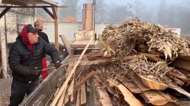 Машина для переработки древесины: гигант в действии. смотреть онлайн