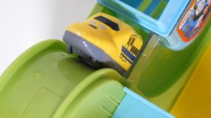 Поезда Синкансен, Томас, Перси, Маккуин заезжают на мойку ☆ Поезда могут поменть цвет ♪ Играем в жел