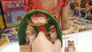 Sylvanian Families, Милана распаковывает домик на дереве для малышей
