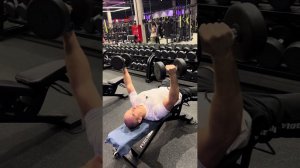 Разведение гантелей лежа на горизонтальной скамье (разводка)