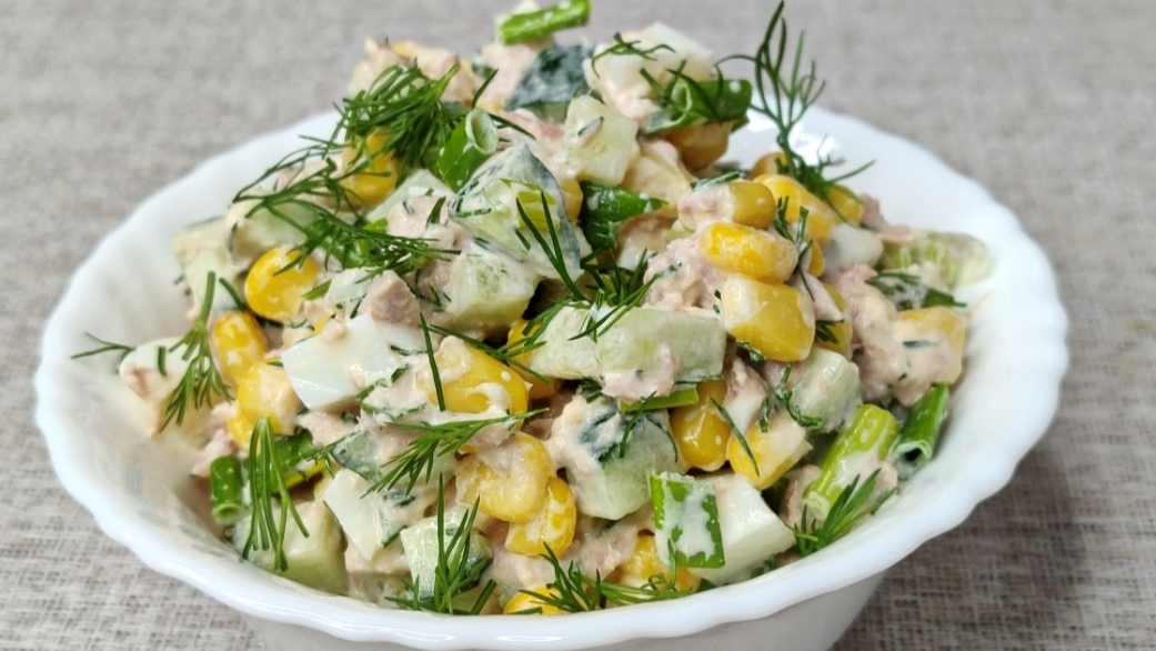 Простой салат из тунца с огурцом и кукурузой. смотреть онлайн
