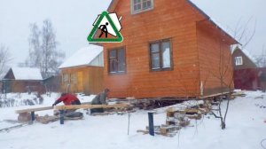 Передвинули дом по участку