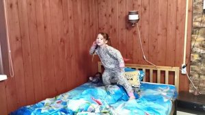 Привет! Вставай!  Утро начинается. Белки на акации. Настины песенки.