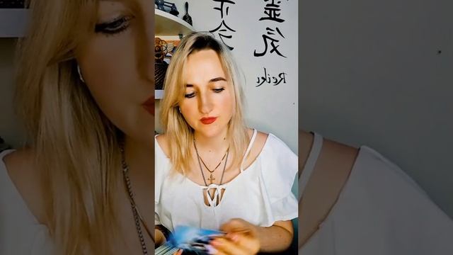 что он скрывает, под маской безразличия