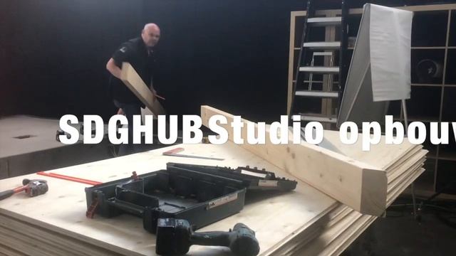 Opbouw van het nieuwe podium in de SDGHUB/Studio смотреть онлайн