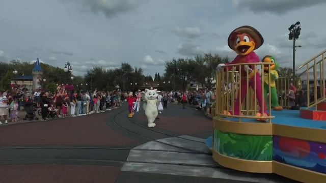 Disney Friends Adventure Cavalcade -Feb 2022 смотреть онлайн
