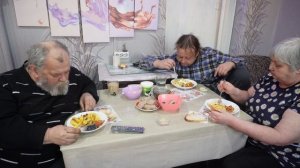 Как вкусно кушает эта семья из села