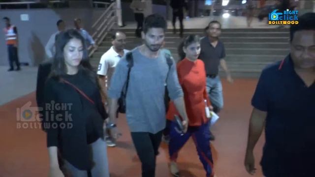 MIra Rajput Kapoor Spotted With Baby Bump At Mumbai Airport After Holidays смотреть онлайн